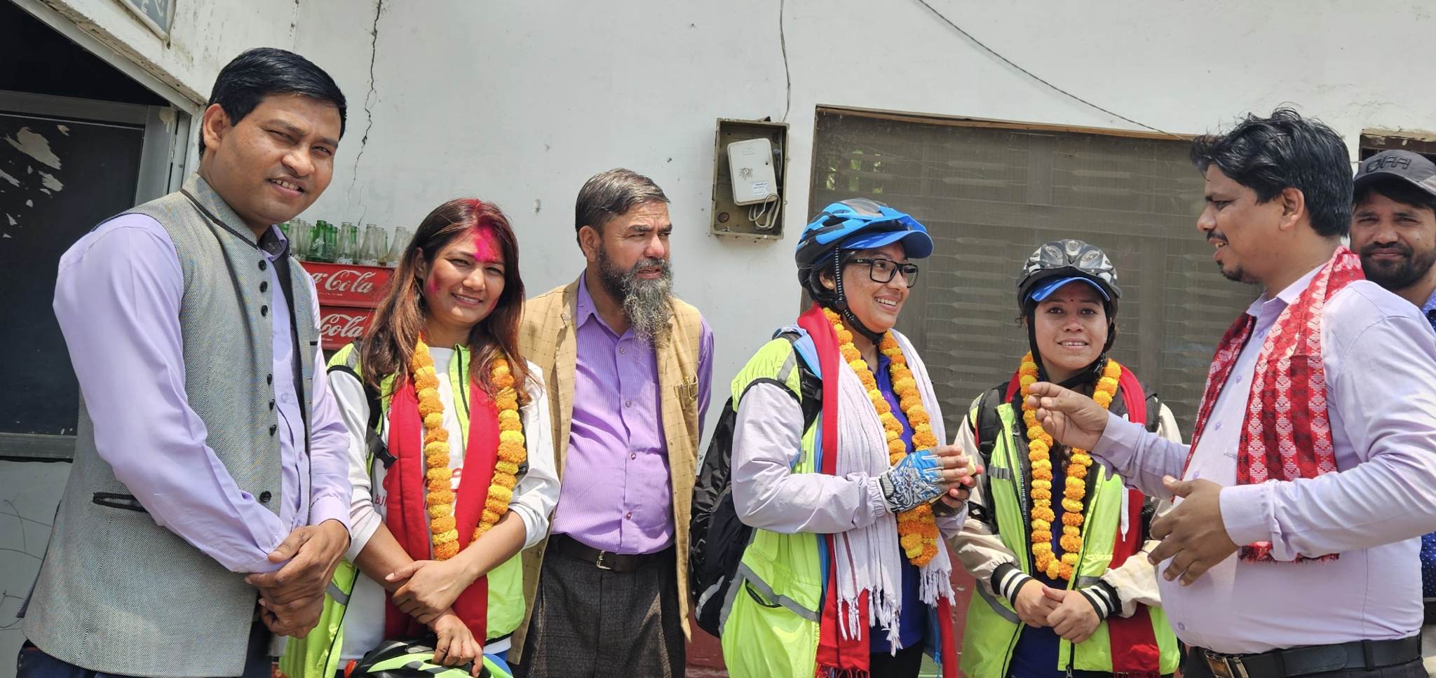 साइकल यात्रामा रहेका  दलित महिला पत्रकार बुटवलमा सम्मानित