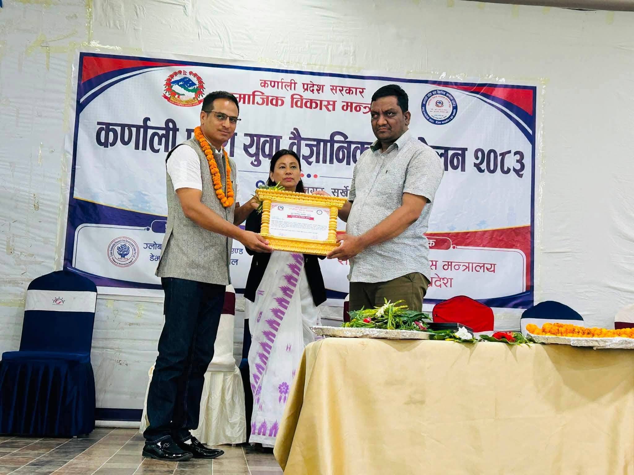 कर्णाली प्रदेश युवा वैज्ञानिक पुरस्कार–२०८३ बाट  डा. निरज केसी सम्मानित