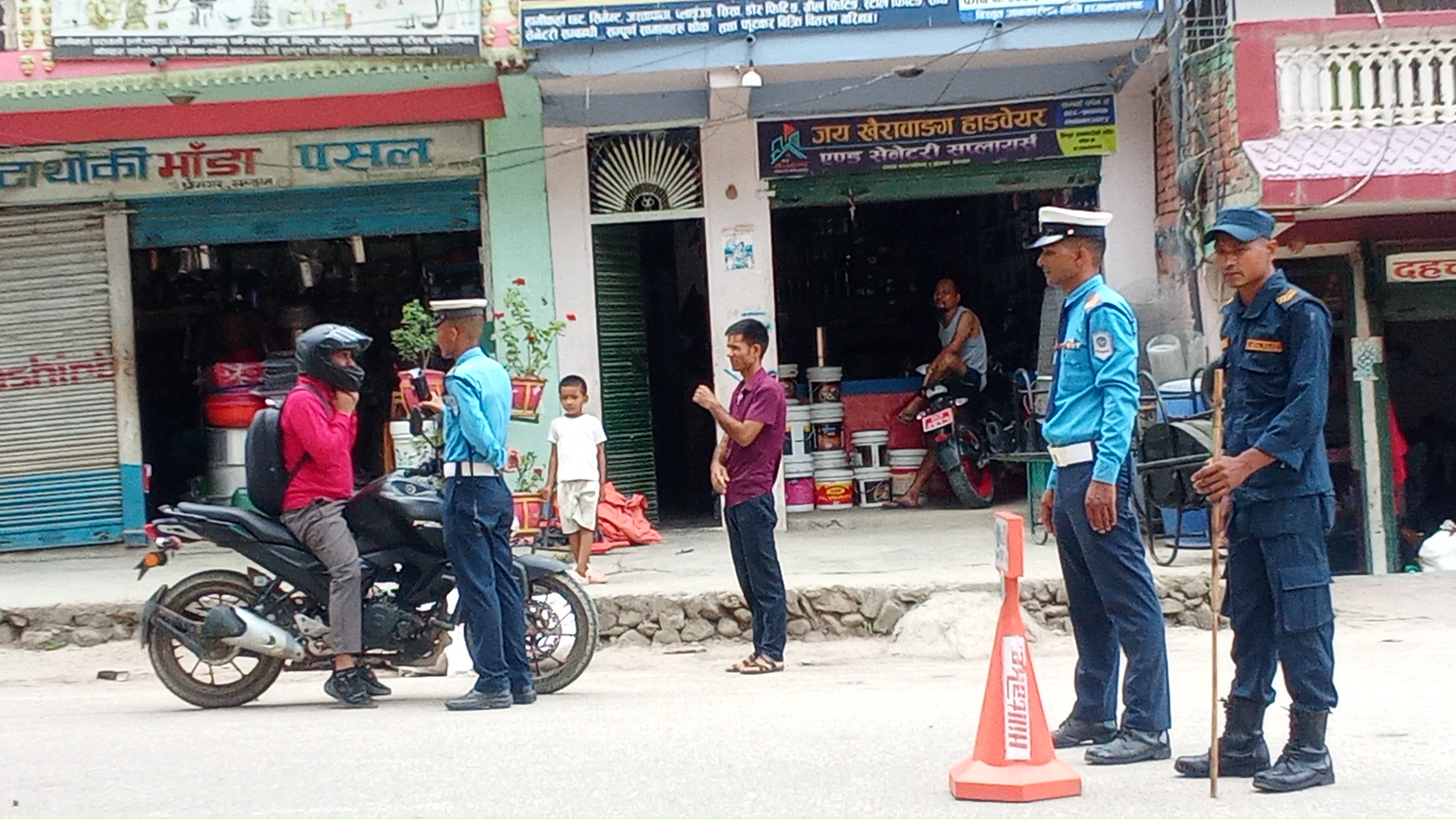 सल्यानमा लापसे र मापसे चेकजाँचमा कडाइ, सडक अनुशासन अभियान